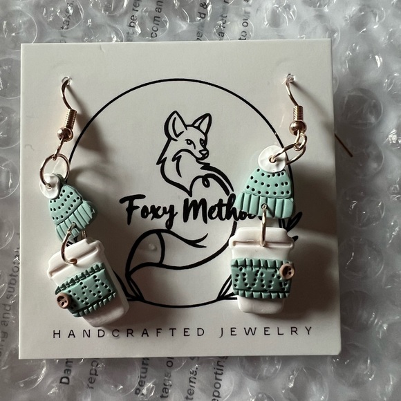 Cozy sweater and beanie earrings - Picture 3 of 3